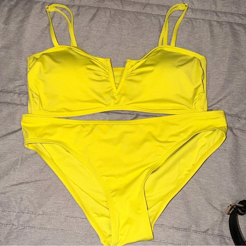 Vince Camuto Vibrant neon green Swimwear free gift included ! 🎁 💝